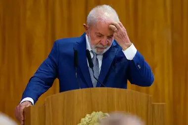 Lula finge que não sabe o que está acontecendo.